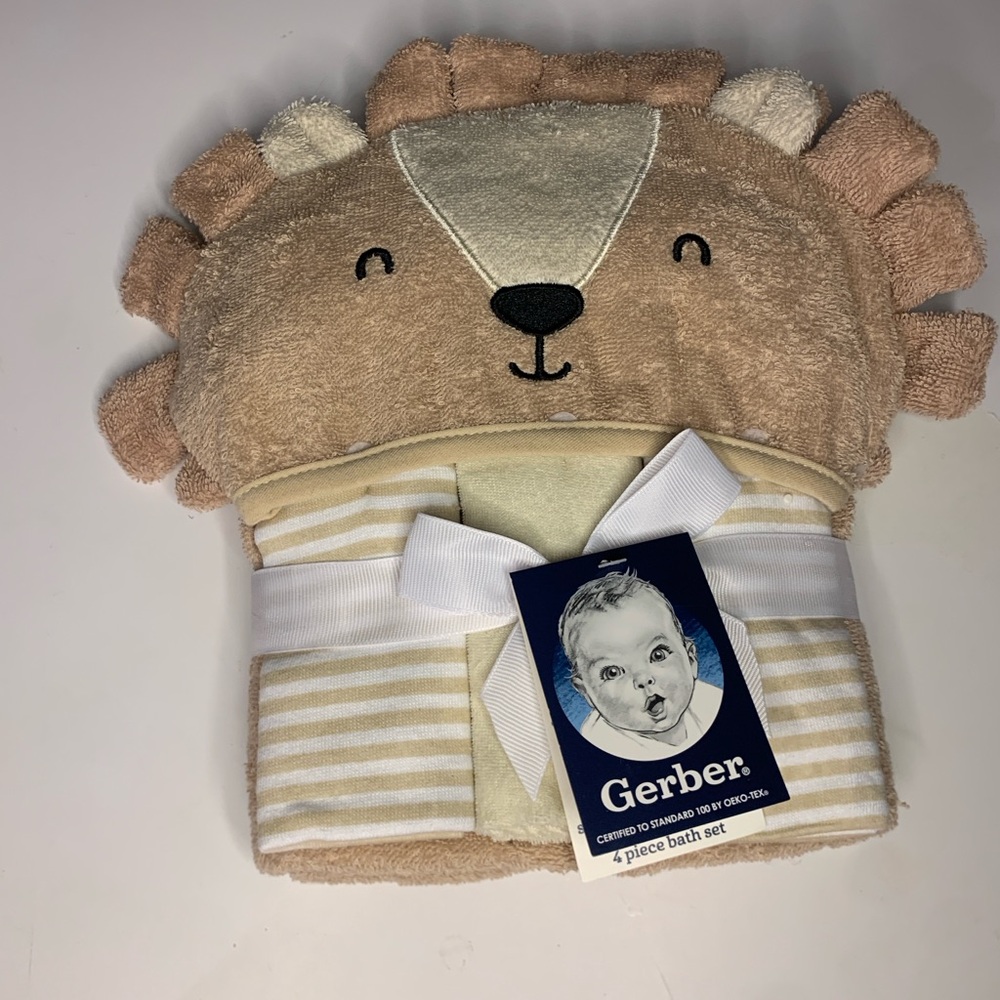 New with tags Gerber Tan and Cream Lion Bath set